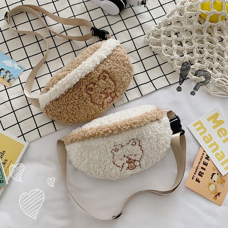 The 2020 autumn/winter new Japanese vintage style, cute and adorable cartoon embroidery, little bear soft girl, lamb fur single-shoulder crossbody bag Application Scenario