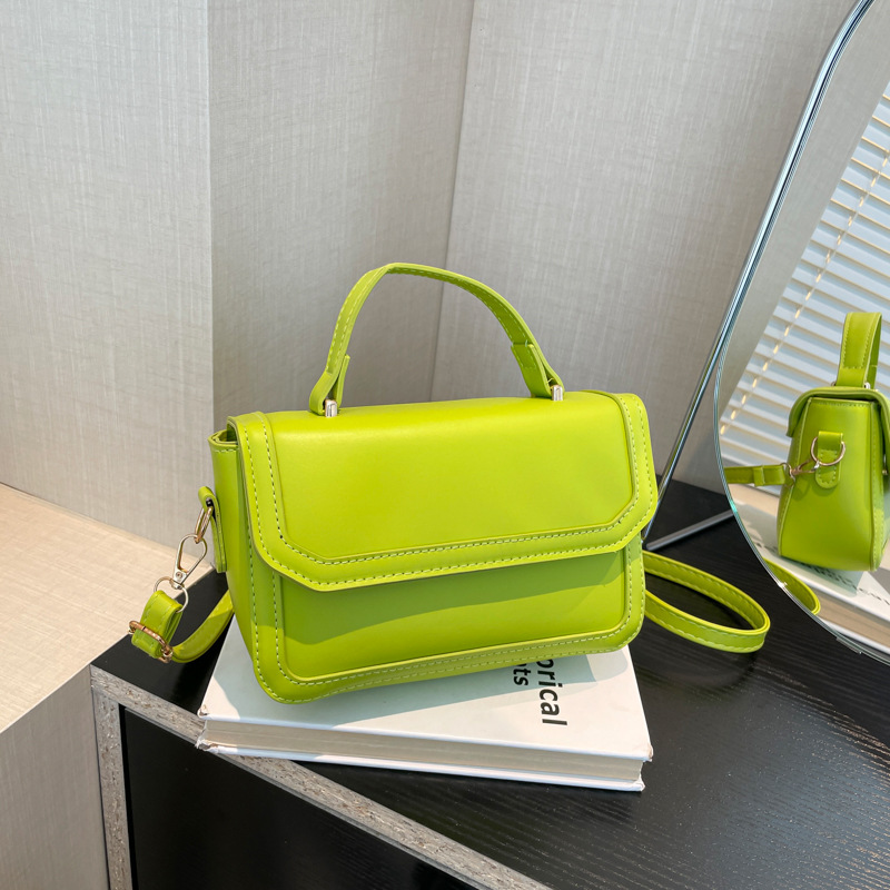 This year, small bags are in vogue. The new 2024 autumn and winter fashion hand-held small square bag is a versatile commuting single-shoulder crossbody bag full figure