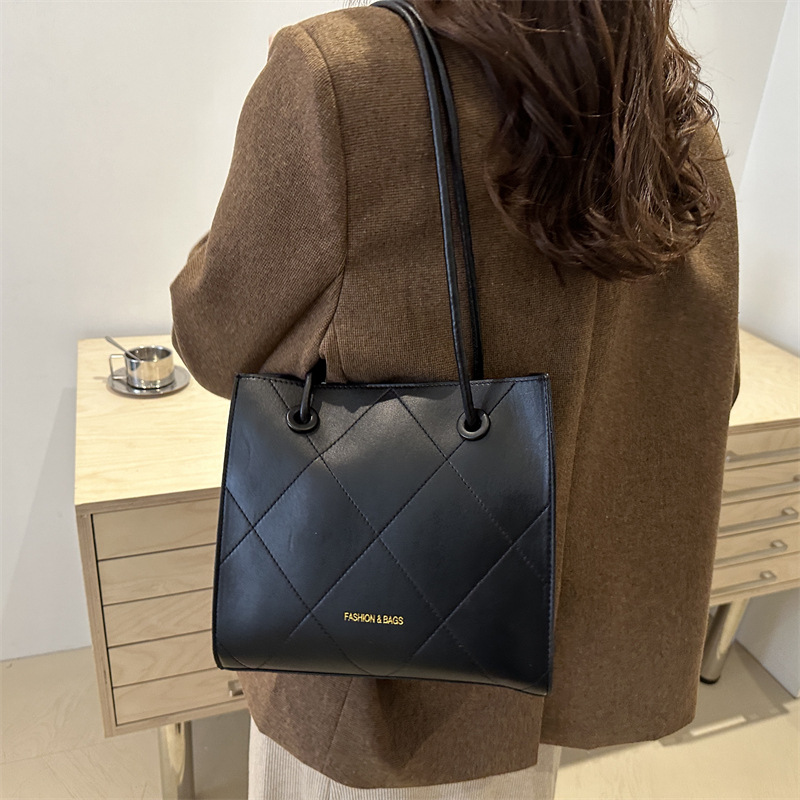 2025 New women's trendy commuting single-shoulder bag, casual and fashionable handbag, Korean-style simple and large-capacity tote bag Specification drawing