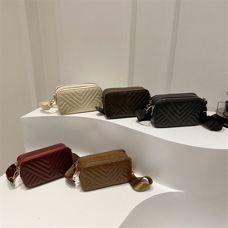 Cross-border European and American bags for women, 2024 new solid-color fashionable small square bag, versatile quality, casual commuting crossbody bag Application Scenario