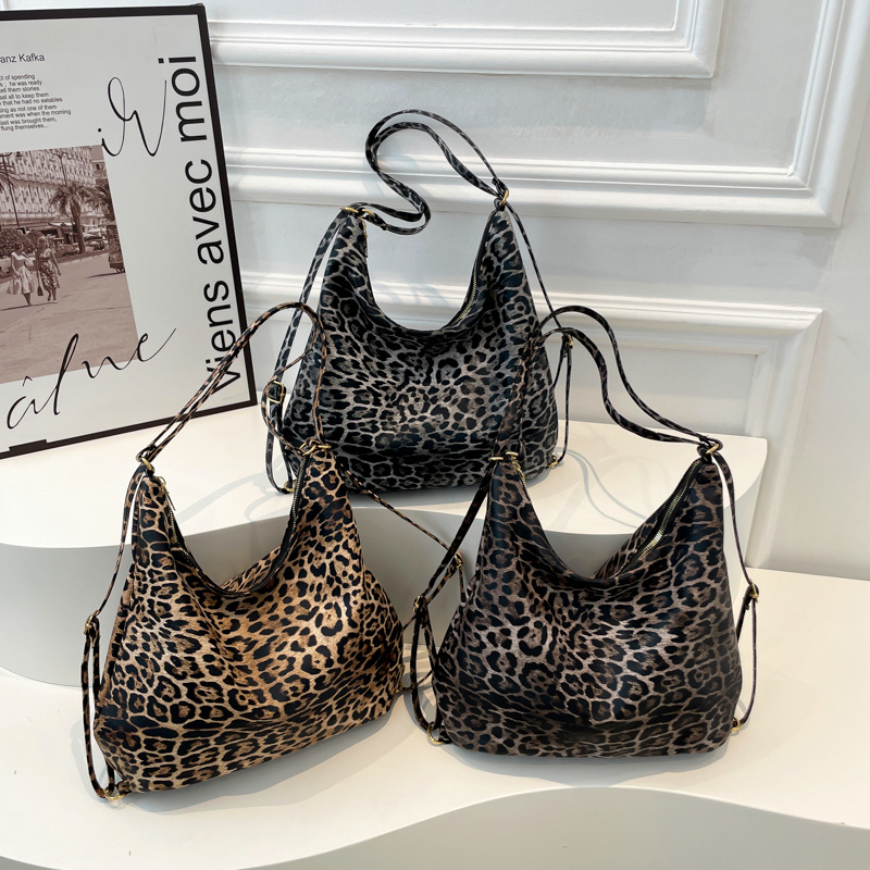 Retro leopard print laid-back style single-shoulder women's bag 2024 Winter new stylish Korean-style underarm tote bag for commuting to school Application Scenario