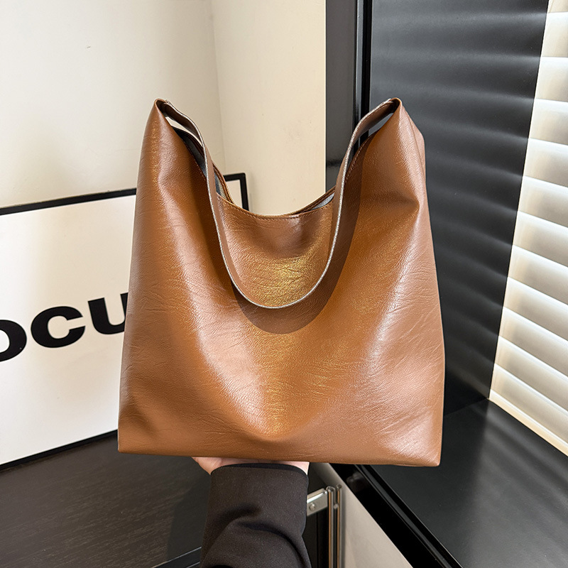 This year, large-capacity bags are in vogue. The new spring 2025 single-shoulder bag is a retro, simple and commuter tote bag full figure