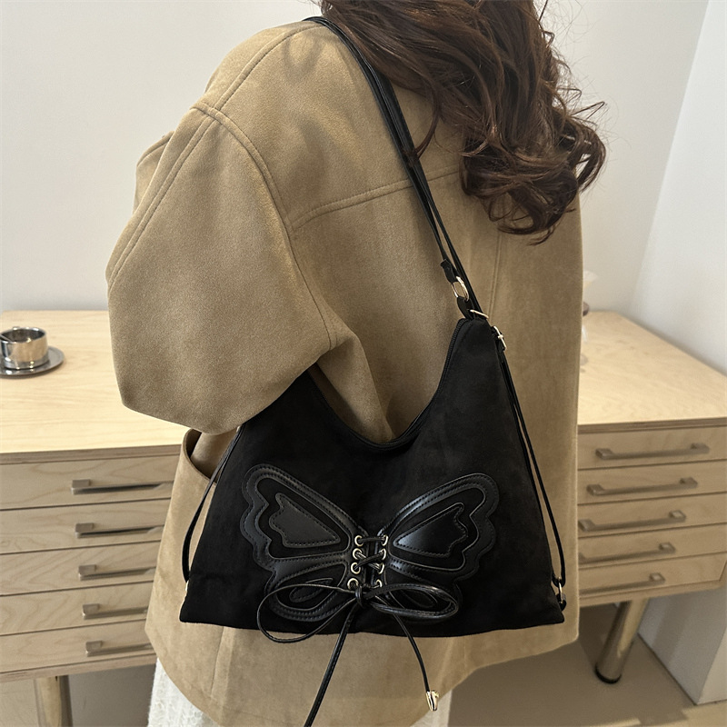 A new single-shoulder butterfly underarm bag for women's winter 2024 is now available. It can be carried in multiple ways and has a large capacity crossbody details Picture