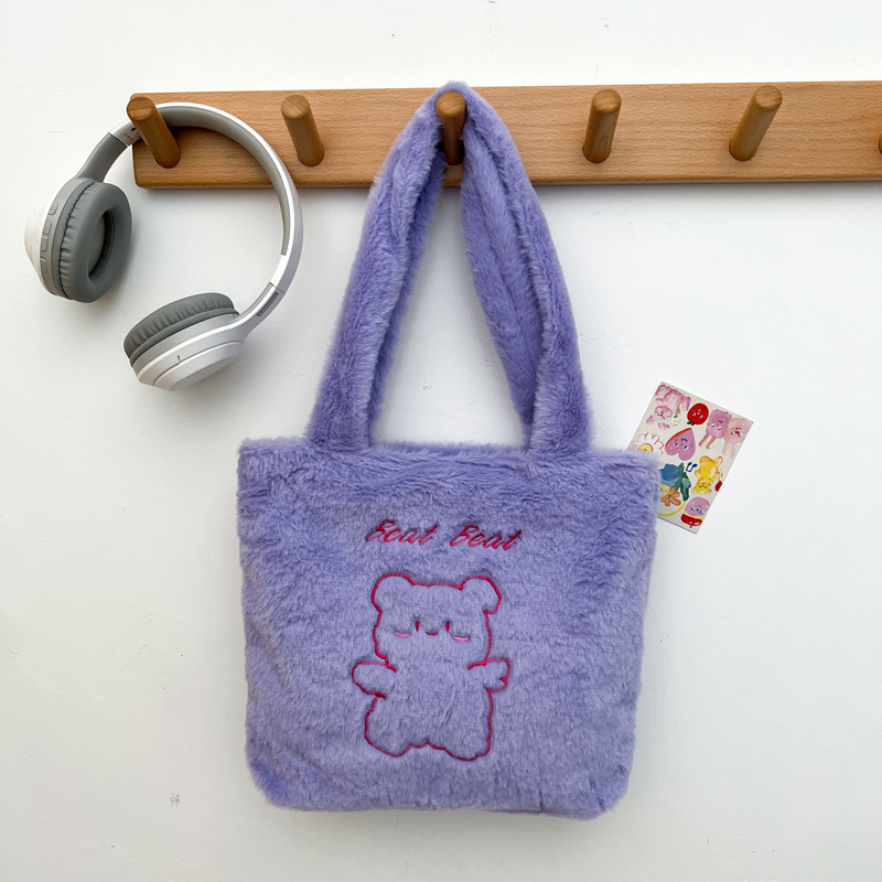 The new winter plush tote bag, a Japanese bear large-capacity single-shoulder bag, is versatile and can be carried by students for class full figure