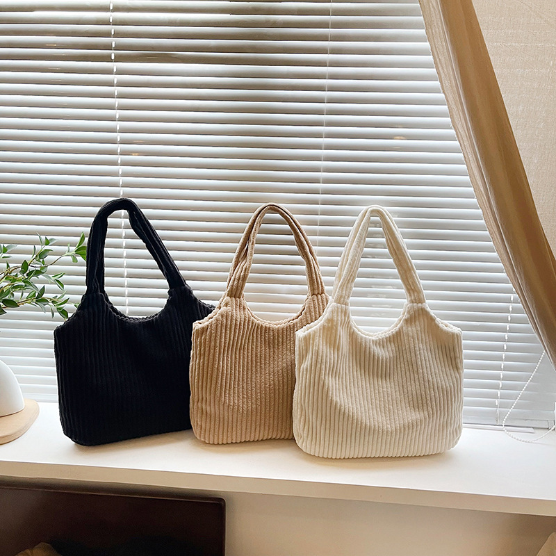 A new 2024 casual single-shoulder handbag for women, featuring a solid color corduroy and a large capacity in a retro style Application Scenario