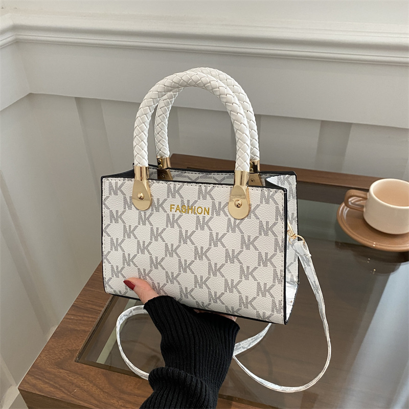 This year's popular handbags include women's retro crossbody bags, small square bags, and the new winter 2024 fashionable and simple single-shoulder bags full figure