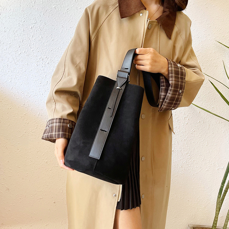 The new 2024 autumn/winter collection features a unique frosted bucket bag with a high-end, versatile and fashionable design. It is a large-capacity single-shoulder crossbody bag details Picture