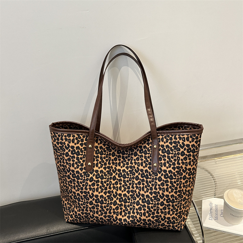 This is a new style of large-capacity leopard print bag with a European and American style. It's a popular tote bag for commuting to school this year full figure