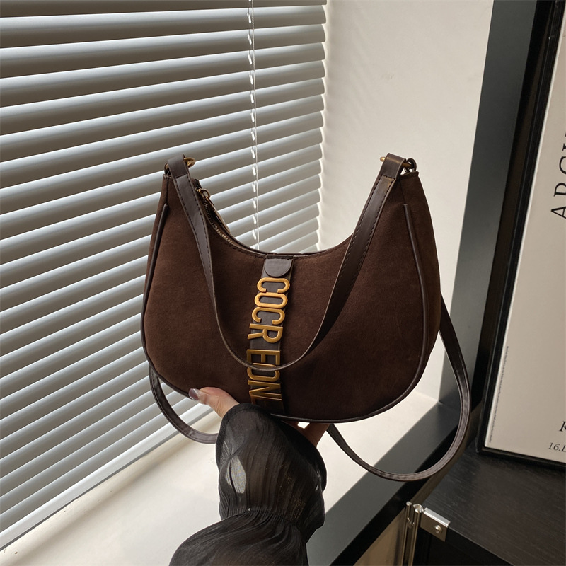 This year, suede suede small bags are in fashion. 2024 new retro and versatile crossbody bags, single-shoulder underarm bags, and hand-held bags full figure