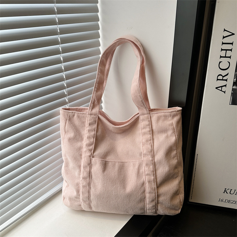 A niche design Japanese spring commuting thickened corduroy tote bag, a casual and artistic underarm bag, and a simple crossbody bag full figure