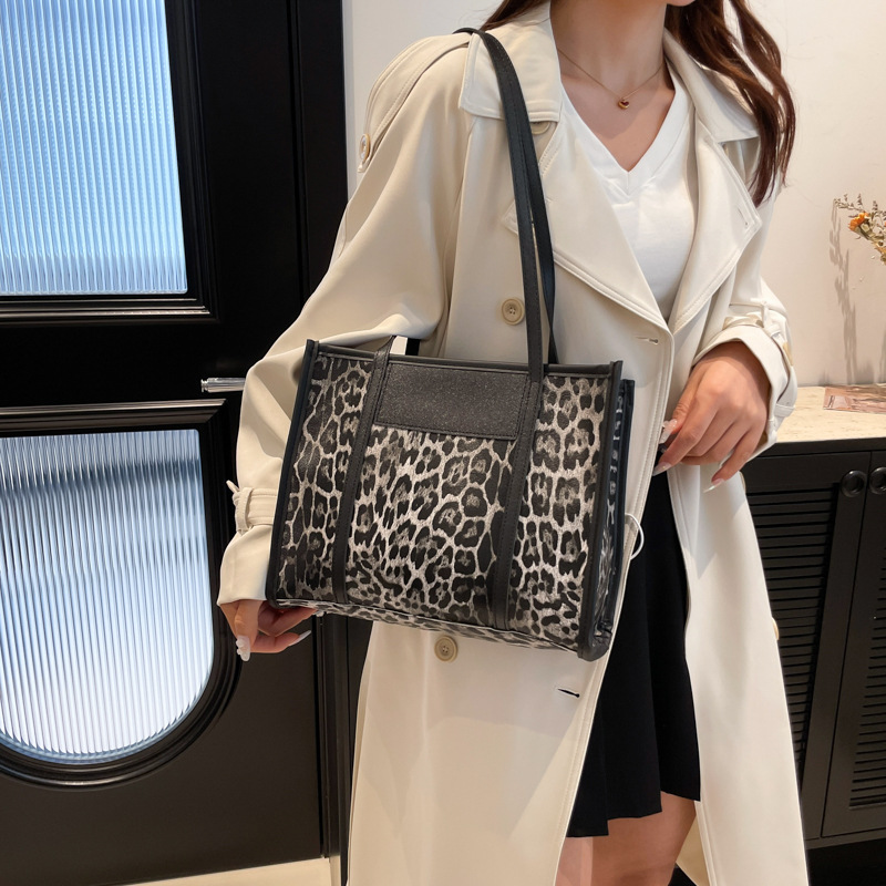 Korean retro large-capacity underarm bag, a new casual tote bag for women in autumn and winter, a high-end commuting single-shoulder bag Specification drawing