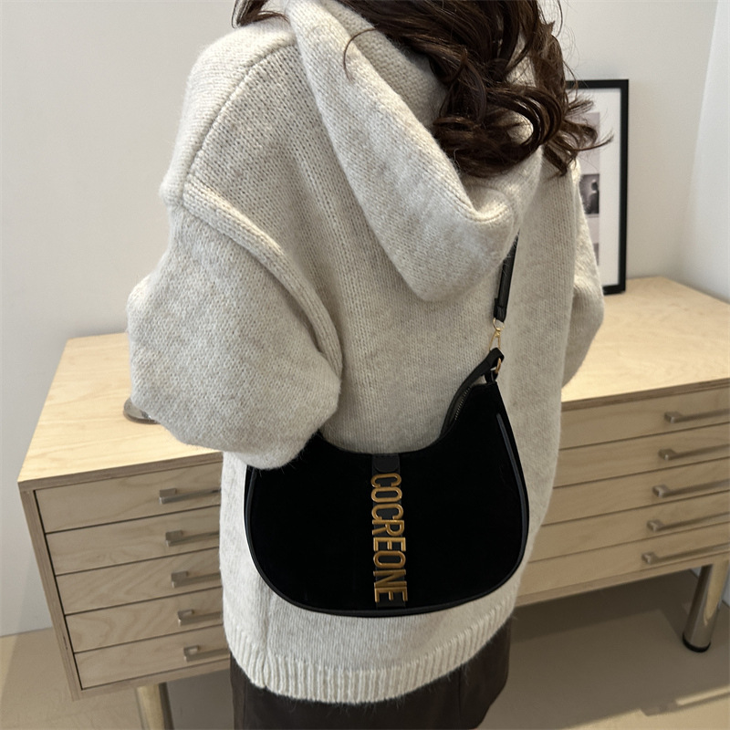 This year, suede suede small bags are in fashion. 2024 new retro and versatile crossbody bags, single-shoulder underarm bags, and hand-held bags Specification drawing