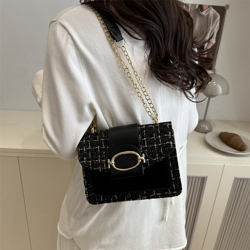 A new 2025 elegant, trendy, casual, stylish and simple chain-style single-shoulder underarm bag, crossbody bag for women details Picture