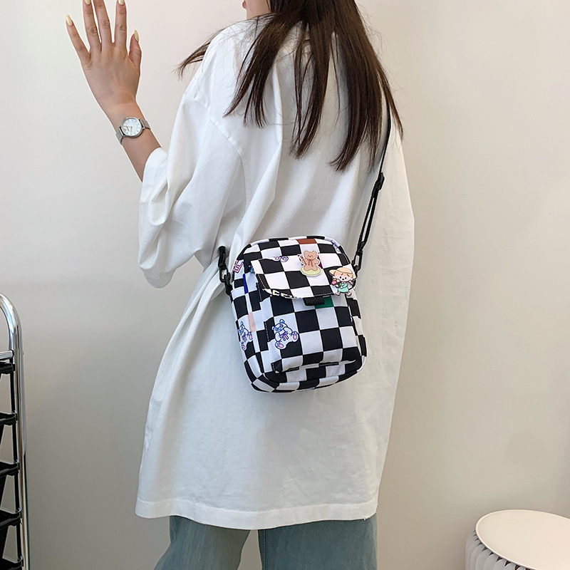 Wholesale of 2022 new style fresh and clean crossbody nylon small square bag ins Korean version large capacity single-shoulder checkered mobile phone bag Specification drawing