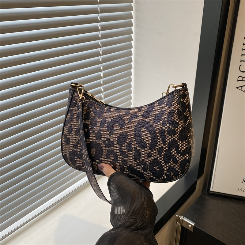 2024 New trendy winter minimalist leopard print single-shoulder underarm bag, fashionable crossbody small bag, casual printed women's bag full figure