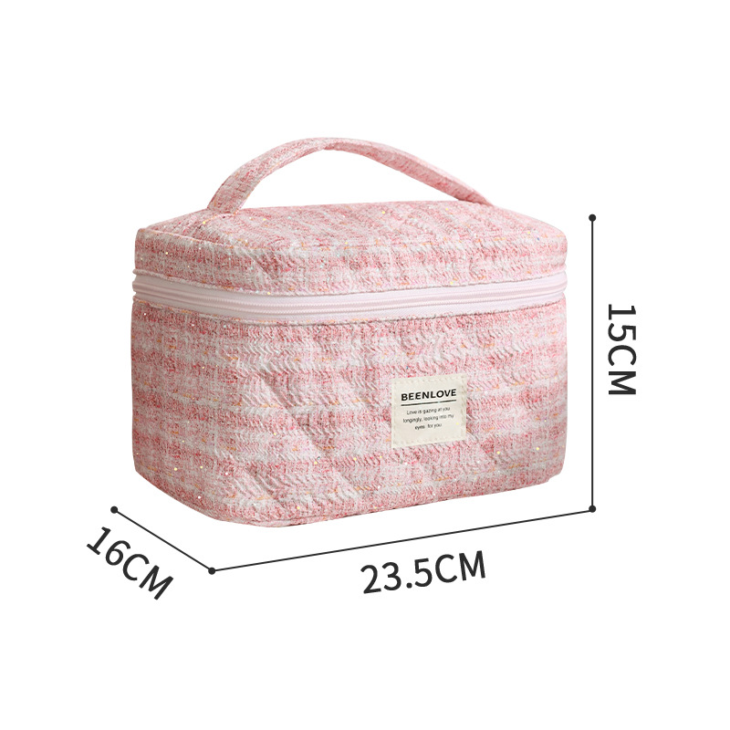 The new Embroidered Dream Heaven and Earth Cover makeup bag, travel cosmetics storage bag, small fragrance style makeup bag, large capacity, high-end feel Item Picture