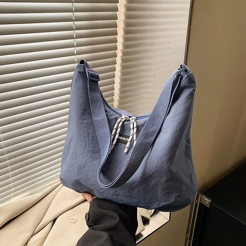 Cross-border 2025 Spring New retro large-capacity bag, niche design, simple commuting single-shoulder crossbody tote bag full figure