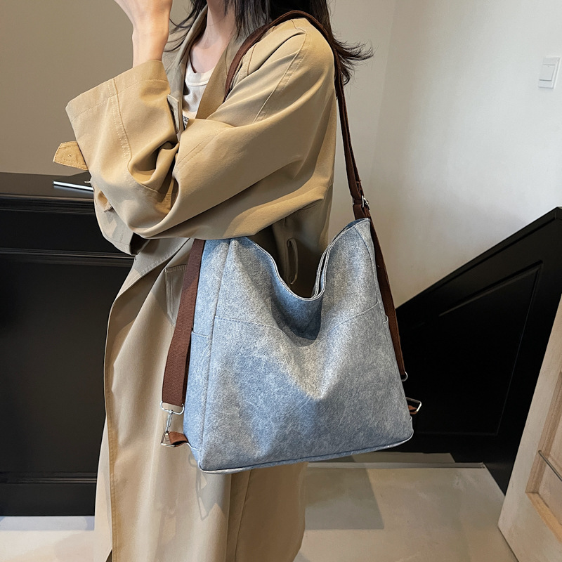 The laid-back textured Tote bag is a new large-capacity, versatile commuting backpack for women in autumn and winter. It is a stylish single-shoulder crossbody bag Specification drawing