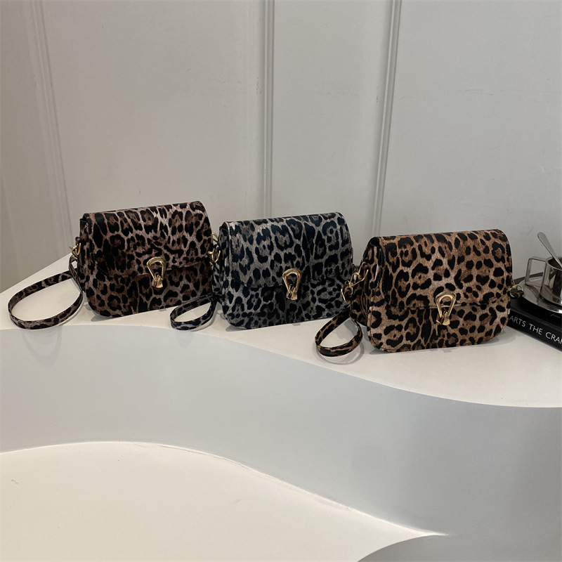 A retro and casual European and American fashion and individuality handbag, a new 2024 trendy leopard print single-shoulder crossbody small square bag Application Scenario