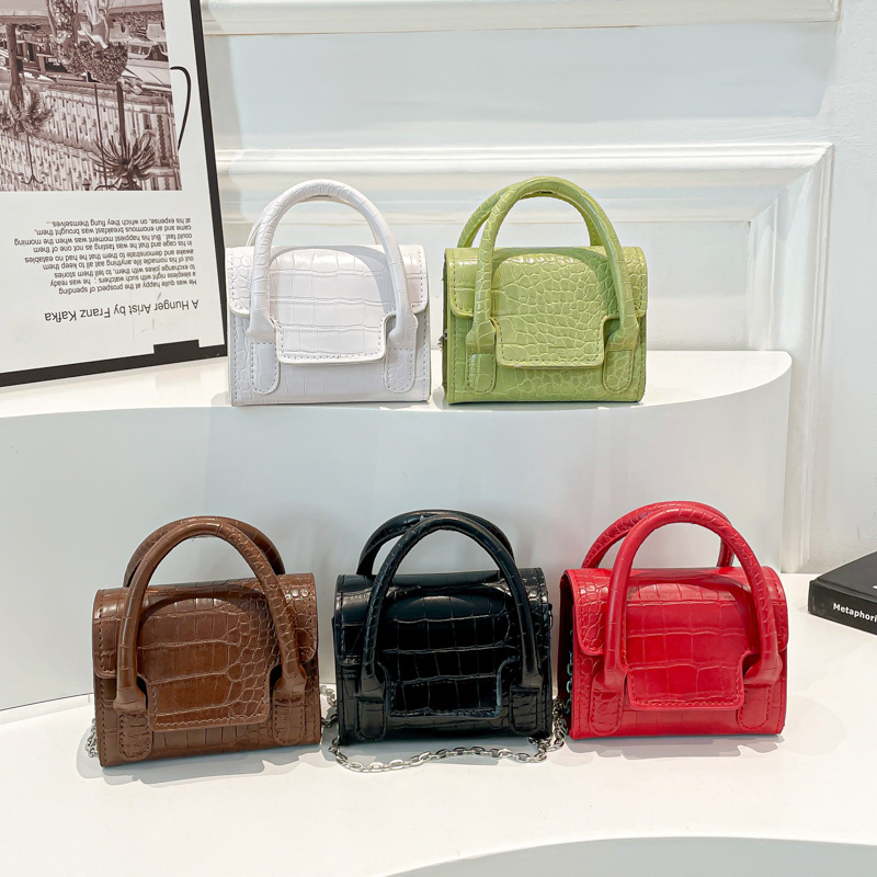 This is a trendy and stylish single-shoulder small square bag for women in 2025. It's a solid color crossbody bag Application Scenario