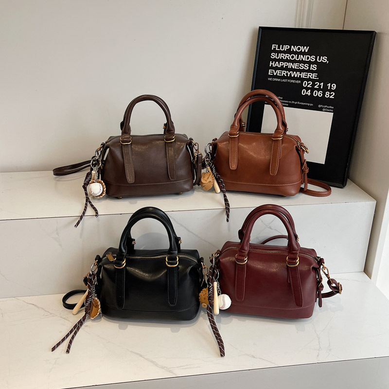 The new Boston single-shoulder crossbody bag for winter 2024 exudes a sense of sophistication and versatility. It's a retro commuter crossbody small bag Application Scenario