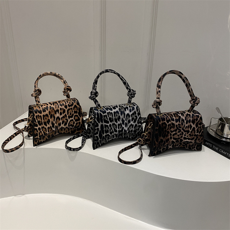 This niche design handbag exudes a sense of sophistication. The leopard print single-shoulder crossbody bag is a fashionable and versatile commuter underarm bag for women Application Scenario