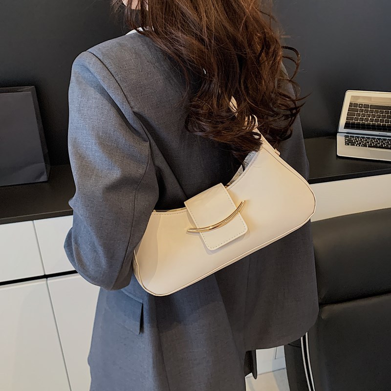 The new women's bags for Spring 2025 are fashionable and trendy. The underarm bag features a French niche design and the single-shoulder bag is stylish and stylish Specification drawing