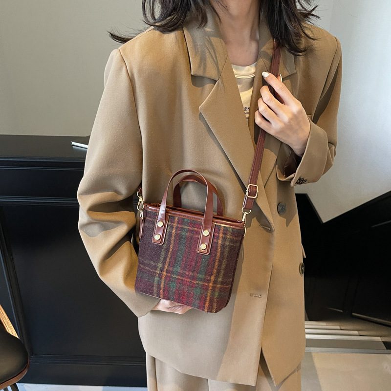New 2024 stylish checkered handbag, single-shoulder underarm bag, women's large-capacity commuter tote bag details Picture