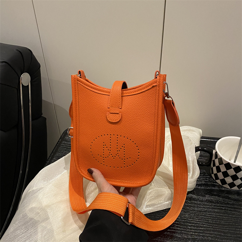 A new 2025 stylish, simple vertical single-shoulder, crossbody bucket bag in a solid color full figure