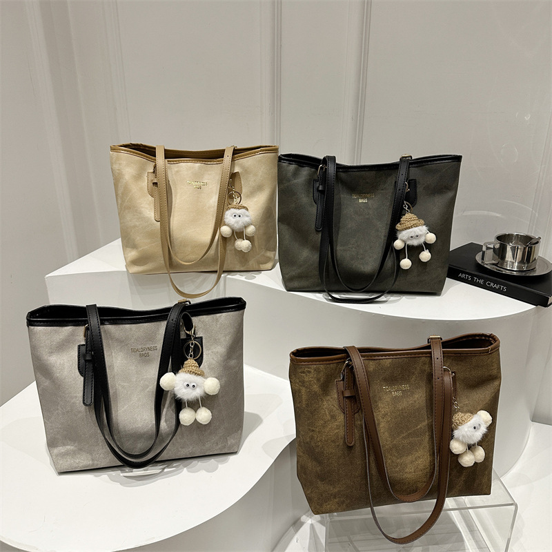 A high-quality, fashionable and versatile single-shoulder commuter bag for women, a new winter 2024 model, a large-capacity tote bag for students' classes Application Scenario