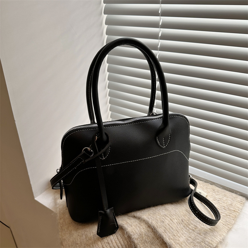 A retro matte bag for women, a new autumn/winter 2024 fashion and casual single-shoulder bag with a niche and high-end feel full figure
