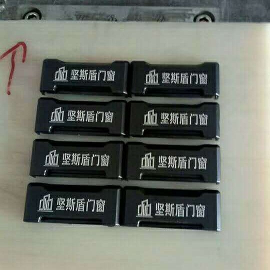 Black glass gasket doors and Windows plastic spacers, door and window corner codes, flow guide fragments, bridge aluminum drainage hole covers, waterproof and dustproof details Picture
