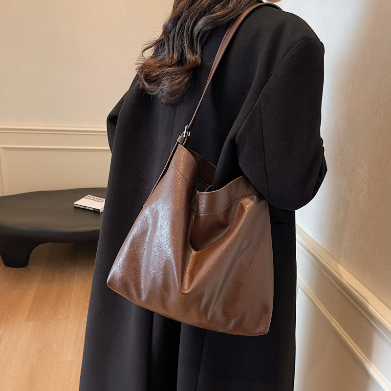 Retro and high-end large-capacity underarm tote bag for women, 2024 new autumn and winter simple and casual single-shoulder crossbody bag details Picture