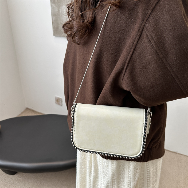 Retro and unique rivet bag for women, Spring 2025 new style, fashionable and simple single-shoulder bag, Korean-style casual and simple crossbody bag details Picture