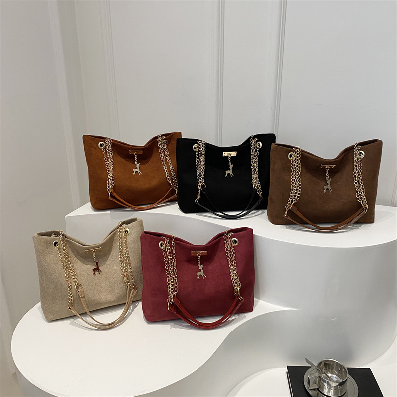 Retro commuter quality chain single-shoulder bag for women, new winter 2024 stylish ins underarm bag tote bag for women Application Scenario