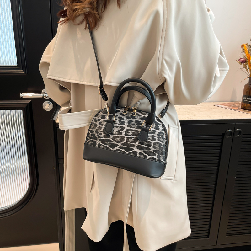 A simple leopard print patchwork shell bag for women, a new winter 2024 hand-held, high-quality single-shoulder crossbody bag Specification drawing