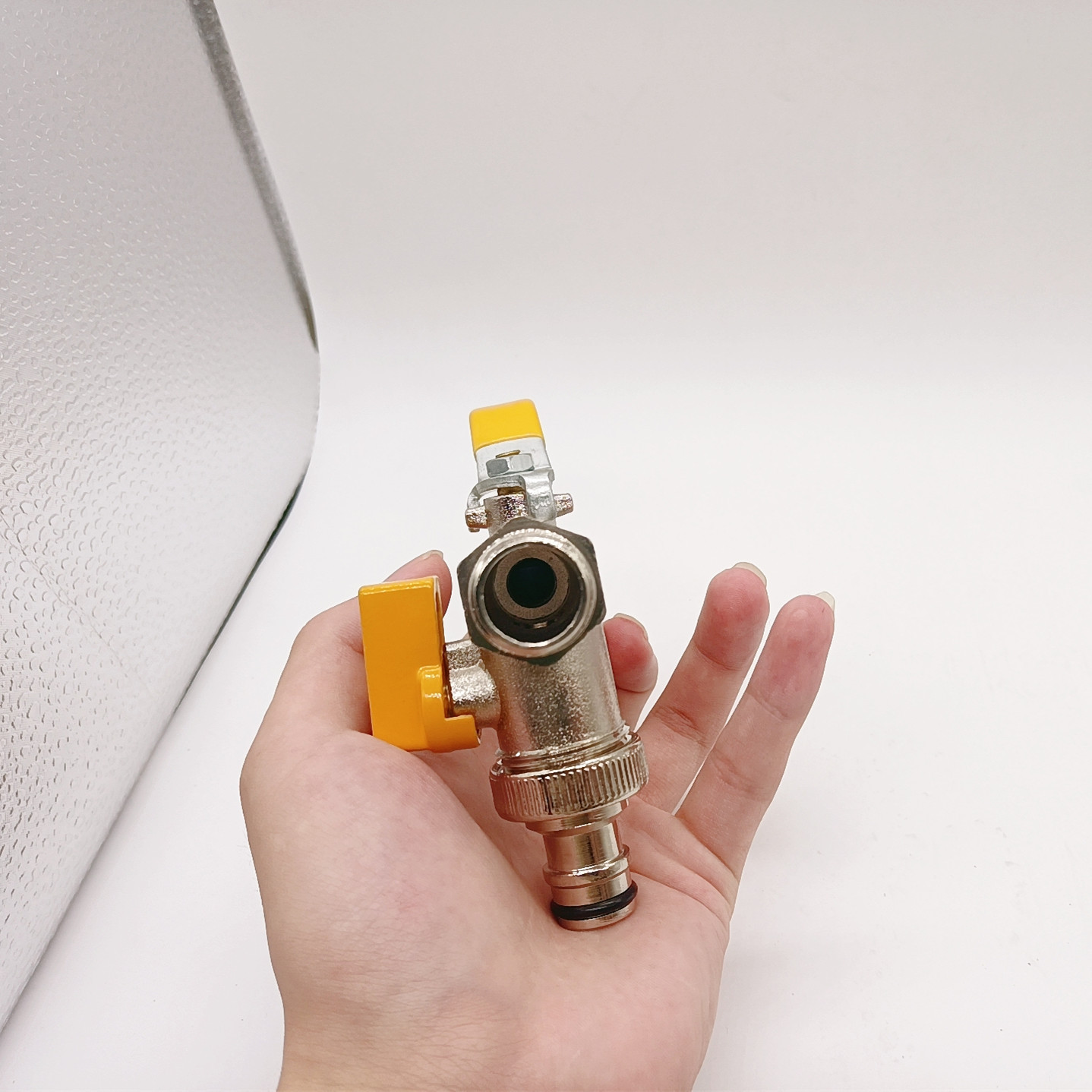Alloy 4-inch thread outdoor faucet anti-freezing crack ball valve washing machine large flow one in and two out courtyard Application Scenario