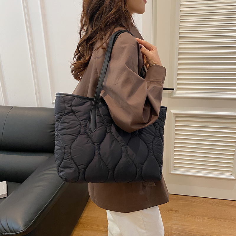 Large-capacity embroidered cotton jacket tote bag for 2024 autumn and winter, a new diamond-patterned lightweight and simple commuter hand-held shoulder bag details Picture