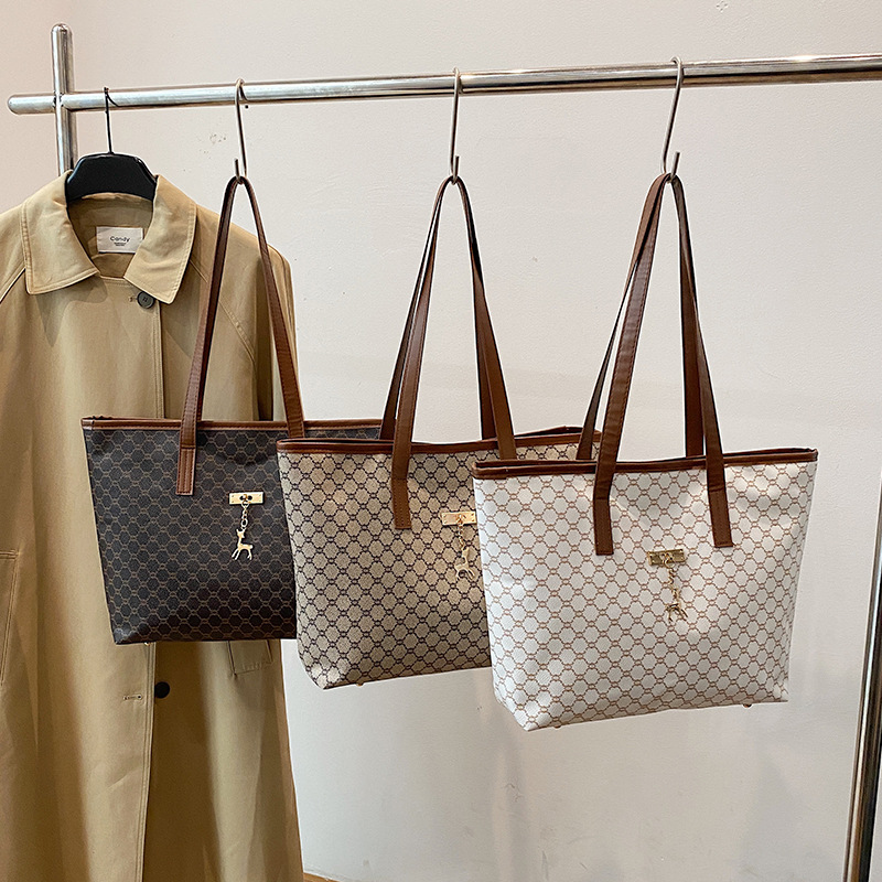A niche design, trendy and individualistic, large-capacity tote bag for 2024, a new, elegant and retro commuter single-shoulder underarm women's bag Application Scenario