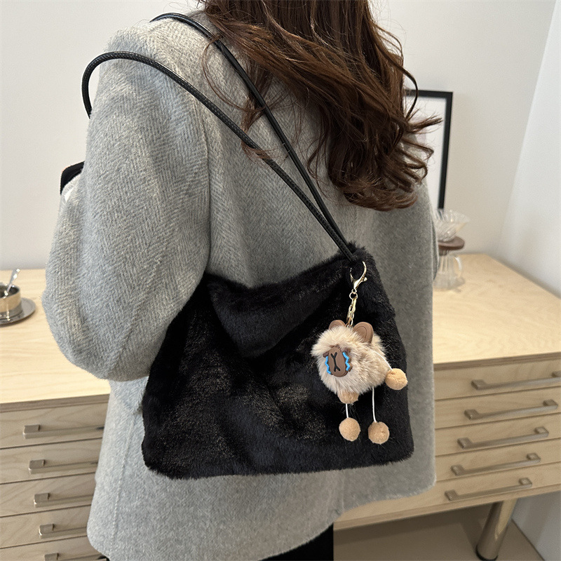 MAO MAO's 2024 new winter trend, stylish and fashionable, with a fluffy, large-capacity single-shoulder underarm bag Specification drawing