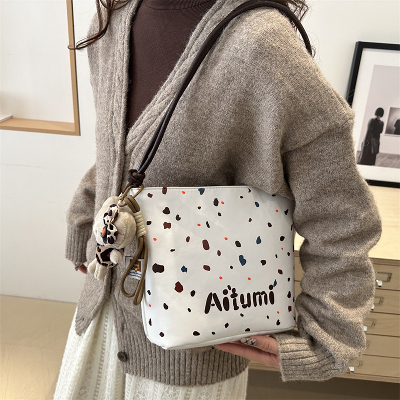 The cross-border mother-daughter bag 2024 new style is fashionable, simple, retro and stylish. It's a Korean-style simple commuting bucket bag Application Scenario