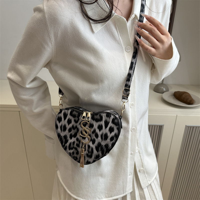 Fashionable heart single-shoulder coin purse, stylish leopard print accessory crossbody bag, 2025 new style heart-shaped bow chain bag Specification drawing