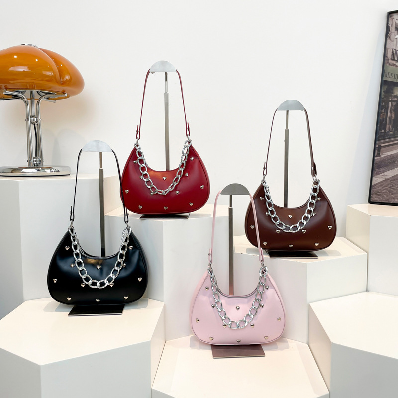This year's new fashionable Korean-style niche design hand-held chain bag exudes a sense of high-end elegance and is versatile. It's a single-shoulder crossbody women's bag Application Scenario