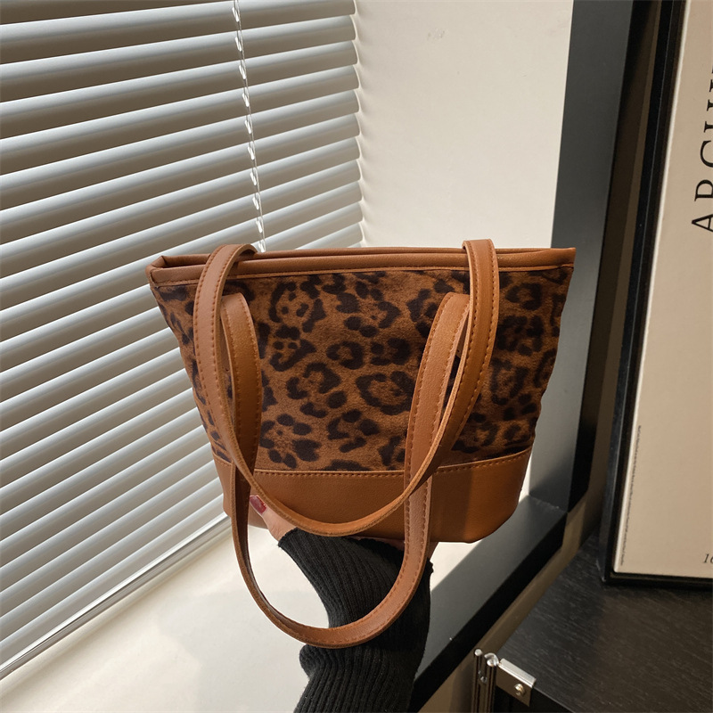 New fashionable single-shoulder bag, cross-border leopard print bag, women's winter Korean style simple crossbody bag, commuting bucket bag for women full figure