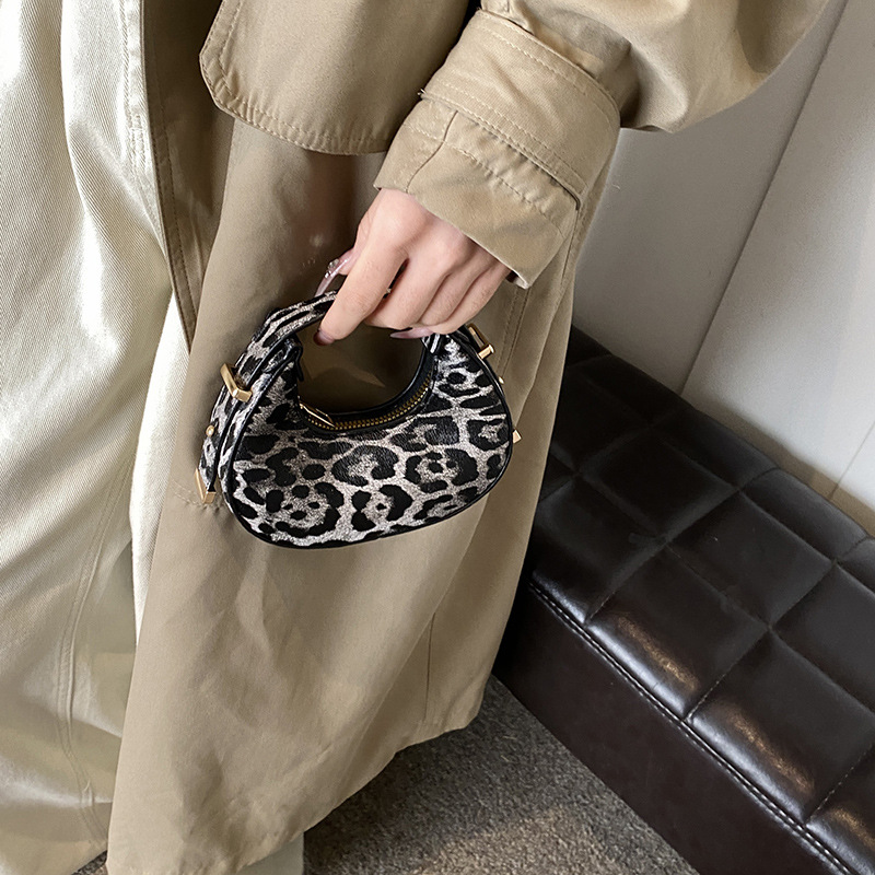High-end small bags for women's autumn and winter, new European and American fashion leopard print bags, retro and niche dumpling bags, hand-held crescent bags details Picture