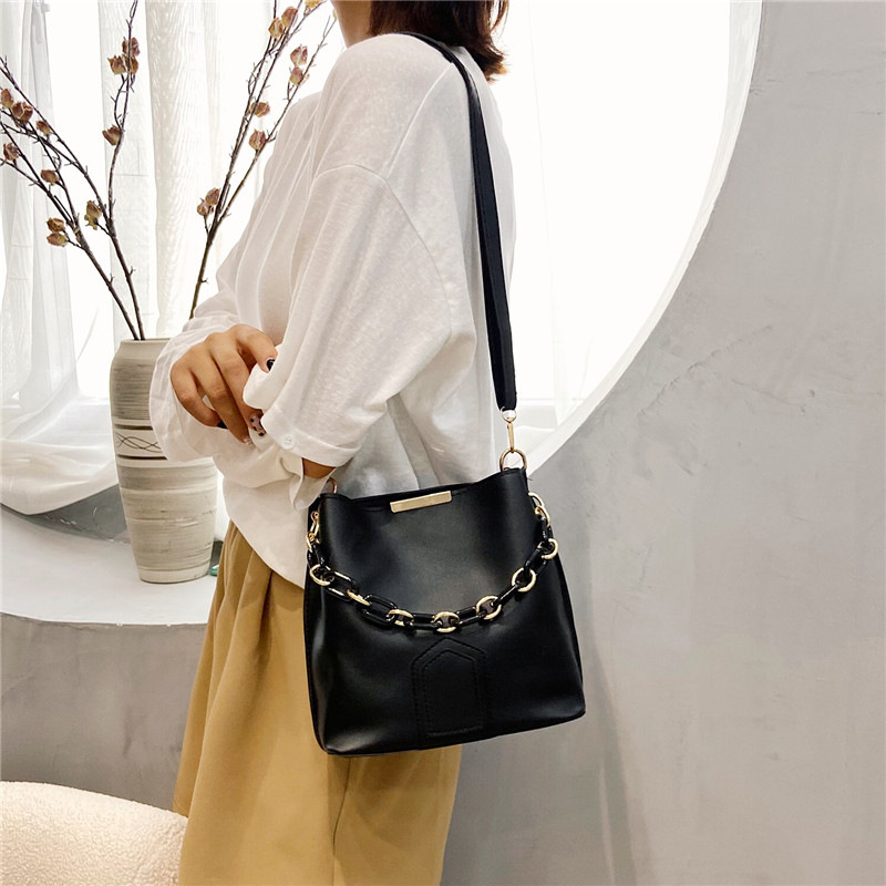 The new trendy and fashionable chain bag for the autumn of 2024, the stylish bucket bag for women, the shoulder bag, and the Korean-style single-shoulder bag Specification drawing