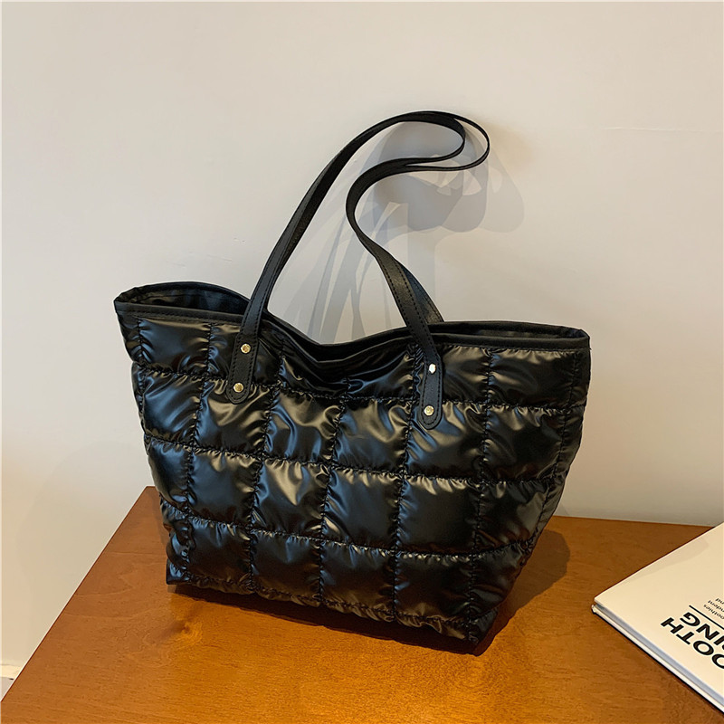 A niche quality single-shoulder bag, a fashionable and simple bag, a large-capacity 2024 new tote bag for women's commuting to school full figure
