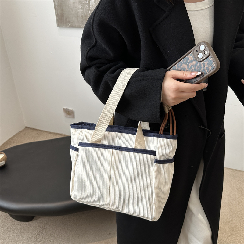 A niche design Japanese-style zipper commuter thickened canvas tote bag, a casual and artistic student simple single-shoulder handbag details Picture