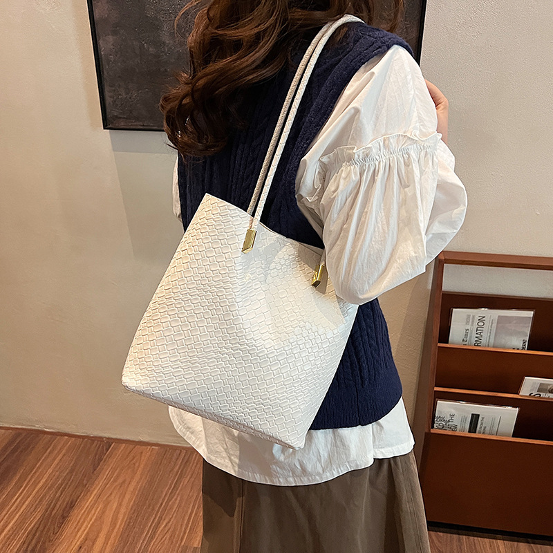 A new winter 2024 fashion, versatile, retro, high-end, niche, large-capacity single-shoulder, crossbody tote women's bag Specification drawing