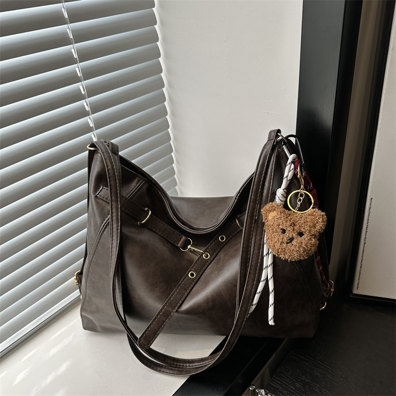 A large-capacity retro commuter bag for women, a new 2024 fashionable and casual tote bag, a niche trend and versatile shoulder bag full figure